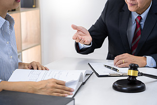 专业秘书律师在律师事务所中的合同咨询与法律理念服务